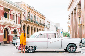 Touristenmädchen in beliebter Gegend in Havanna, Kuba. Rückansicht des Reisenden der jungen Frau