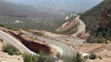 route en serpentin dans les montagnes du Haut Atlas pr&egrave;s d'Agadir au Maroc