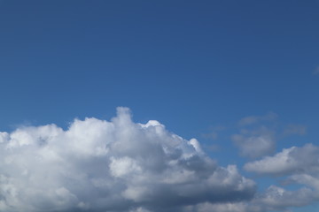 Nuvole su cielo azzurro