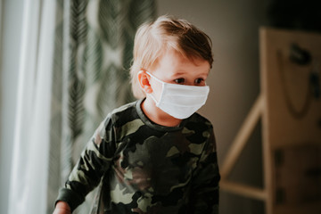 Dziecko, chłopiec w masce antywirusowej © Witekmaoko