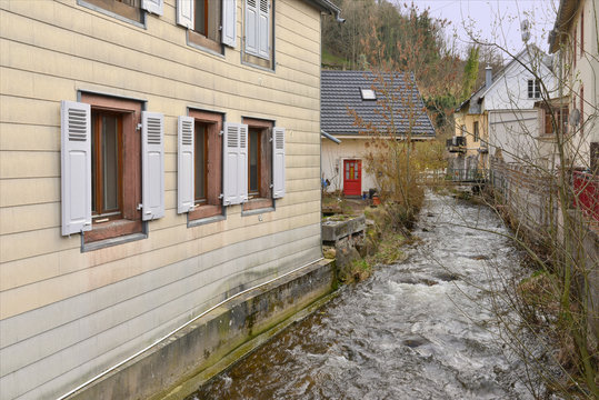 Ruisseau du lac noir entre les maisons &agrave; Orbey (68370),  d&eacute;partement du Haut-Rhin en r&eacute;gion Grand-Est, France