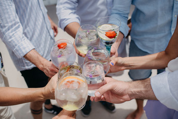 Grupo de amigos celebrando con copas de gin tonic 