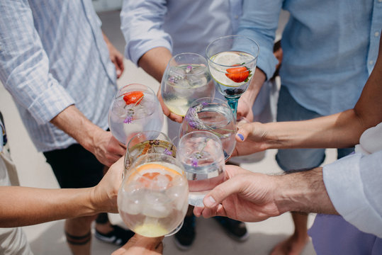 Grupo de amigos celebrando con copas de gin tonic 