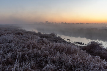 Rzeka Narew. Słoneczny poranek z przymrozkiem. Narwiański Park Narodowy. Podlasie. Polska © podlaski49