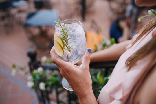 Copa de gin tonic con hierbas y citricos 