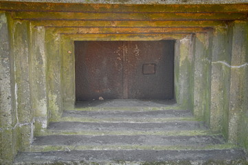 Drzwi z otworu strzelniczego w bunkrze z czasów II Wojny Śiwatowej.