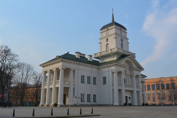 Obraz premium MINSK, BELARUS - 29/03/2020: Historical center Famous Landmark - Old Minsk City Hall on Freedom Square Hall on the High Market, built in 1600