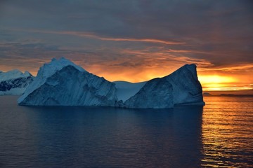 Fototapeta na wymiar Sunset in Antarctica - Booth Island 