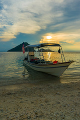 Naklejka premium Boat with sunset background