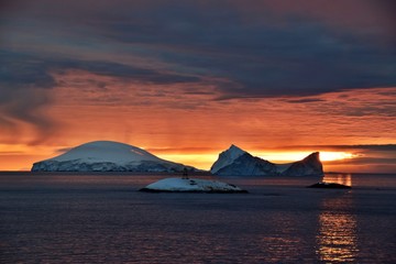 Fototapeta premium Sunset in Antarctica - Booth Island 