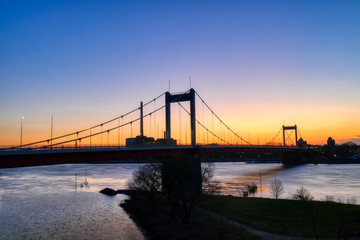 Sonnenaufgang über einer Rheinbrücke in Duisburg Ruhrort