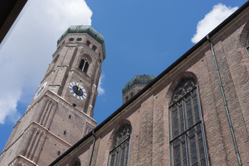 Fototapeta na wymiar Türme der Frauenkirche in München (Liebfrauendom)