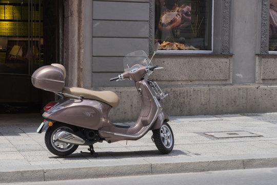 Italienisches Flair: alter scooter-Roller vor Fassade mit Laden f&uuml;r Lederschuhe
