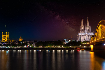 Fototapeta premium Köln Hohenzollernbrücke Kölner Dom mit Milchstraße 