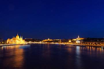 Fototapeta na wymiar Budapest bei Nacht
