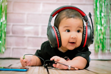 BEBE CONECTADO A LA MÚSICA