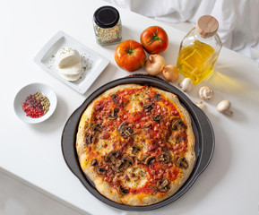Deliciosa Pizza casera horneada tomate aceite  oliva sano saludable mediterráneo italiano queso champiñón TRADICIONAL HORNO horneado orégano 