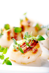 Grilled scallops with thyme leafs