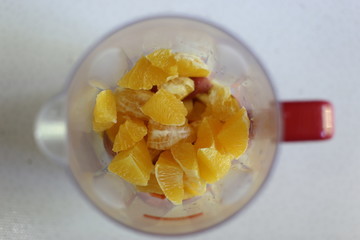 preparo de suco nutritivo para aumentar a imunidade - laranja descascada picada