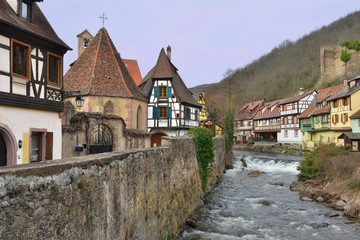 Fototapeta na wymiar Kaysersberg (68240) traversé par La Weiss , département du Haut-Rhin en région Grand-Est, France