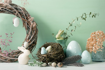 Ozdoby wielkanocne w jasnych i pastelowych kolorach z czystym światłem, z jajkami i królikami, ozdoby do domu, wnętrza, gniazdo ptaka z jajami w środku - 334272500