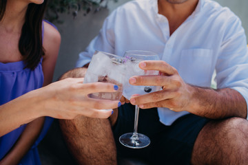 Copas de bebida alcohólica en brindis