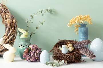 Ozdoby wielkanocne w jasnych i pastelowych kolorach z czystym światłem, z jajkami i królikami, ozdoby do domu, wnętrza, gniazdo ptaka z jajami w środku - 334274784