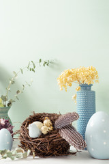Ozdoby wielkanocne w jasnych i pastelowych kolorach z czystym światłem, z jajkami i królikami, ozdoby do domu, wnętrza, gniazdo ptaka z jajami w środku - 334274913