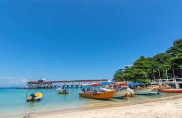 Fototapeta na wymiar Boats with clear water and blue skies