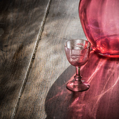 verre sur une table en bois avec reflet