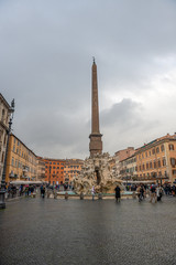 Przepięknie rzeźbiona największa z 3 fontann na Piazza Navonna w Rzymie. Pochmurny i deszczowy dzień. Włochy, Europa