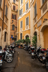wiele motocykli i skuterów zaparkowanych na placu w Rzymie - obrazy, fototapety, plakaty