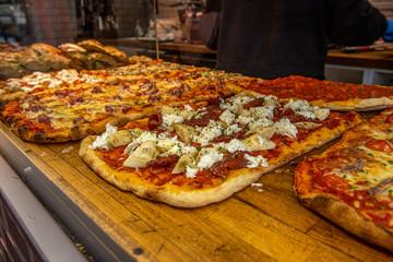 Wyśmienita pizza na kawałki sprzedawana w Rzymie. Święzo pieczona, mnóstwo dodatkoów, niepowtarzalny smak. - obrazy, fototapety, plakaty
