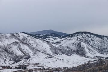 Obraz premium Foggy Mountains During the Winter