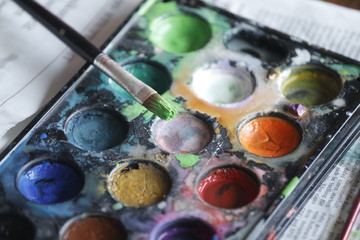 Farbkasten mit Wasserfarben und Farbpinsel