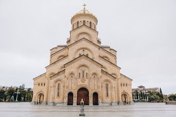 Obraz premium Large religious complex with high Georgian Orthodox cathedral, bell tower, monastery and seminary