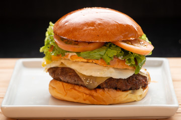 Sanduíche da culinária brasileira de pão salada ovo queijo e hambúrguer 