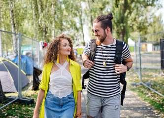 Obraz premium Young couple at summer festival or camping holiday, walking.