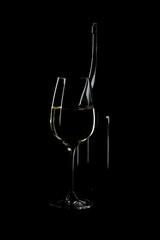 Bicchiere di vino con bottiglia su sfondo nero