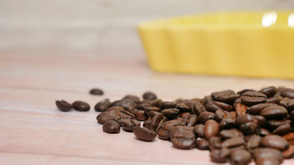 Des grains de café en gros plan sur une table en bois