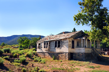 Fototapeta na wymiar Deserted Home on Turquoise Trail