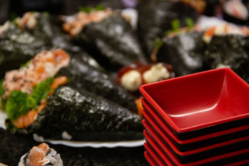 Temaki Sushi com salmão e travessa vermelha. Cozinha japonesa tradicional