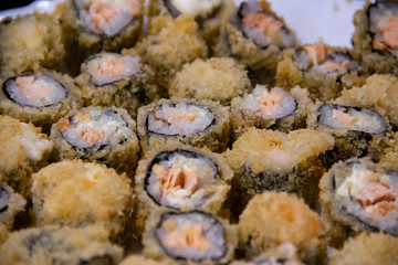 Variedade de comida japonesa de sushi em rolo.