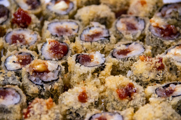 Variedade de comida japonesa de sushi em rolo.