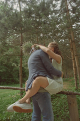 Naklejka premium para całuje w parku
