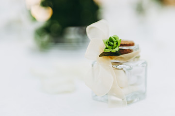 Pot en verre avec des dragées, décoration de mariage