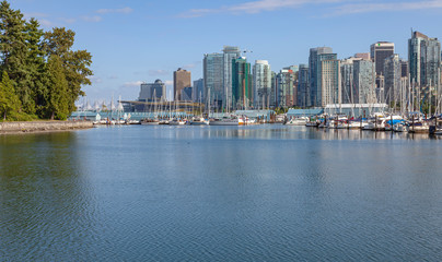 Obraz premium Burrard inlet marina & Vancouver BC skyline.
