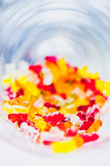 Bonbons colorés dans un pot en verre transparent