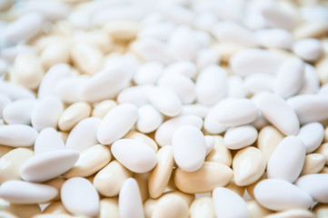 Dragées beige et blanche dans un pot