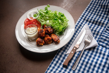 Ensalada y alitas de pollo